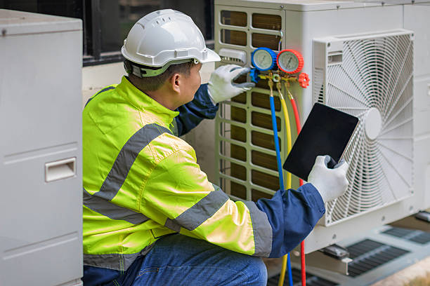 Professional Hvac technician working in North Aurora, IL